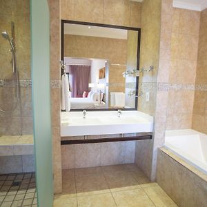Honeymoon Suite